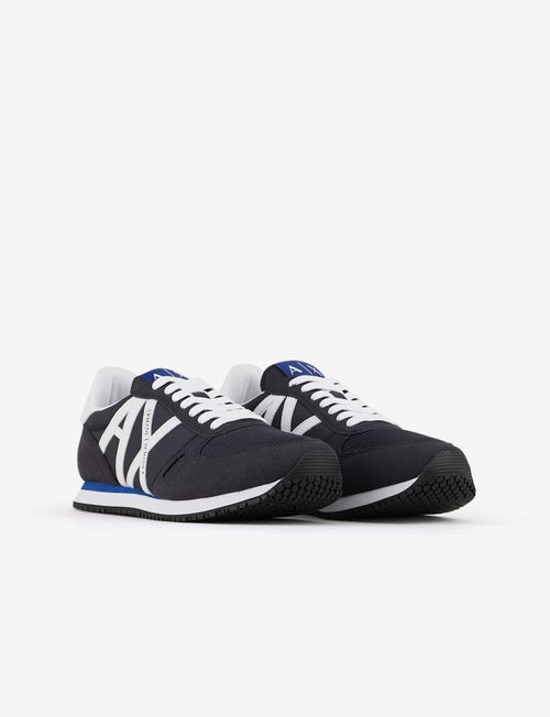 Tenis con logo multiples materiales