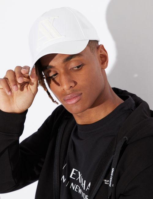 Gorra con logo de goma