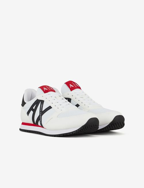 Tenis con logo multiples materiales