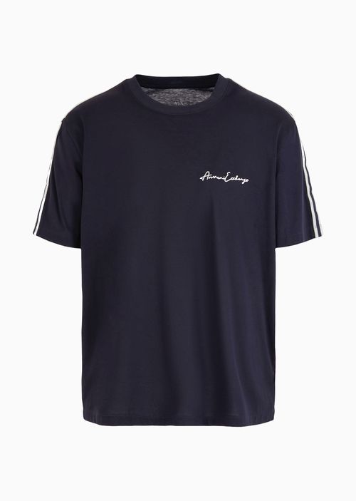 Playera con cuello redondo y logo característico