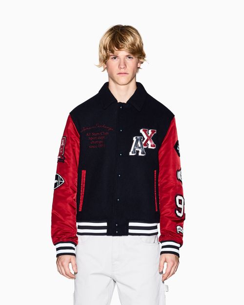 Chamarra bomber universitaria con parche