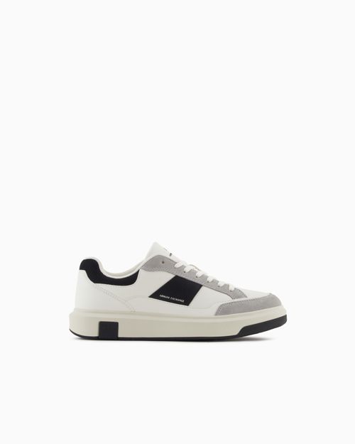 Tenis con inserciones en contraste