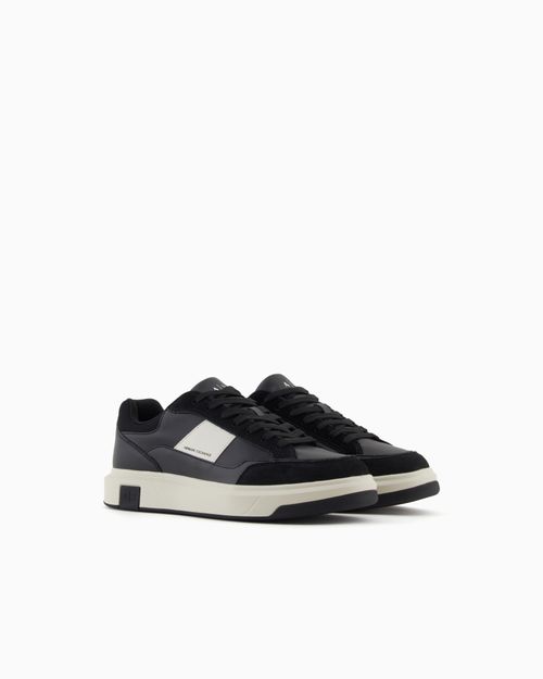 Tenis con inserciones en contraste