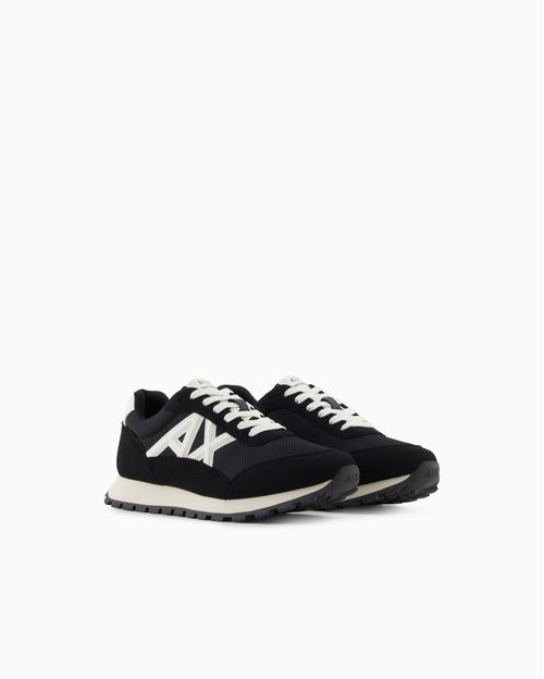 Tenis con logo en contraste