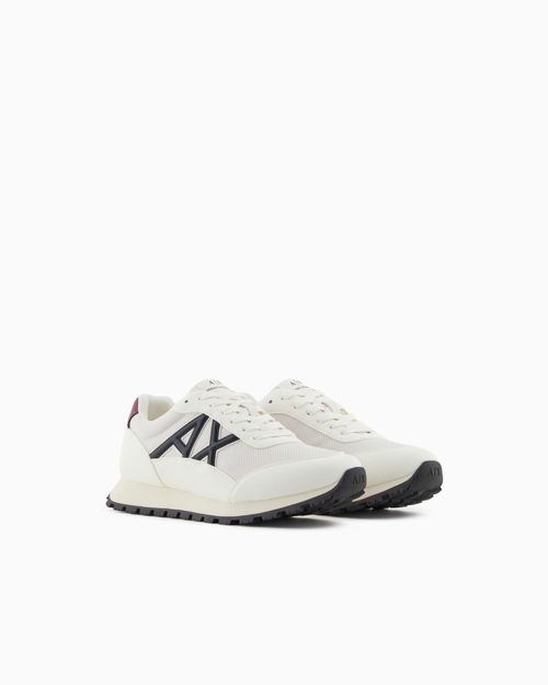 Tenis con logo en contraste