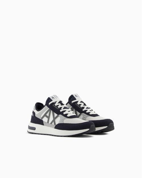 Tenis con suela alta y logo