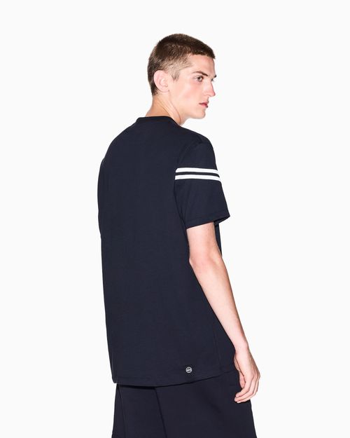 Playera corte regular con ribete en contraste