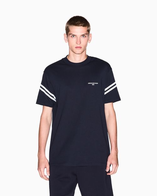 Playera corte regular con ribete en contraste