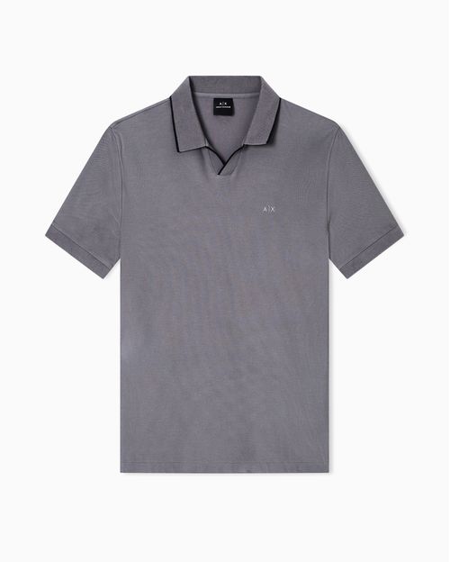 Polo con perfiles en contraste