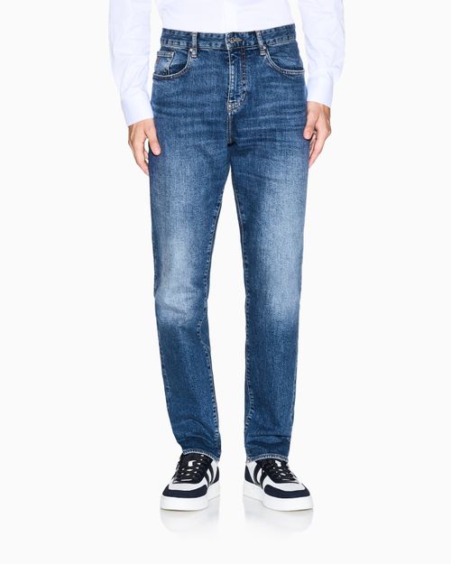 Jeans corte slim elásticos