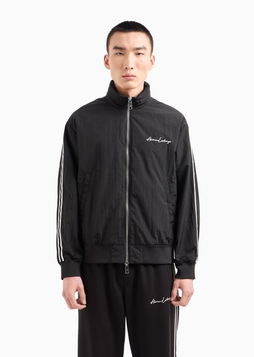 Chamarra con cierre completo y logo en el pecho