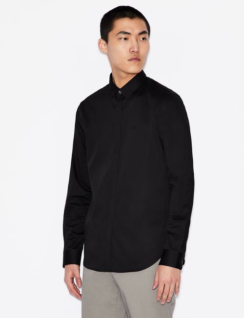 Camisa con abotonadura oculta