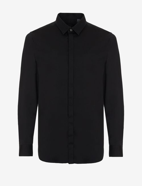 Camisa con abotonadura oculta