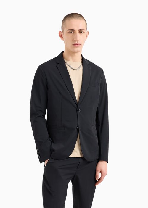 Chamarra de sarga ultraelástica con botonadura sencilla