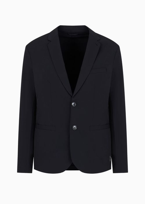 Chamarra de sarga ultraelástica con botonadura sencilla