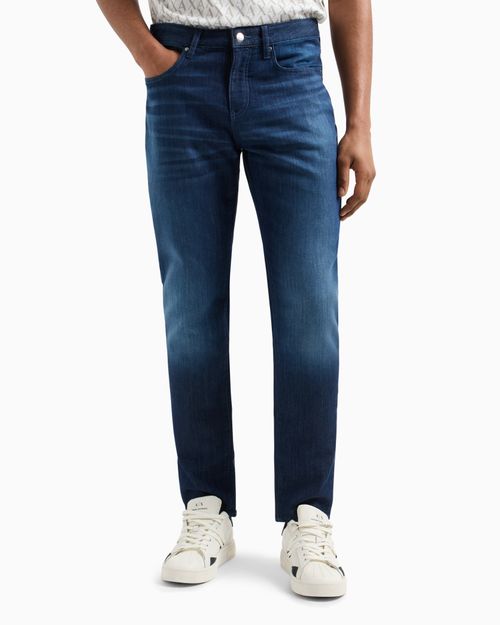 Jeans J14 en mezclilla de algodón lavado a la piedra