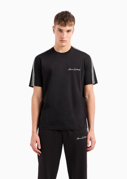 Playera con cuello redondo y logo característico