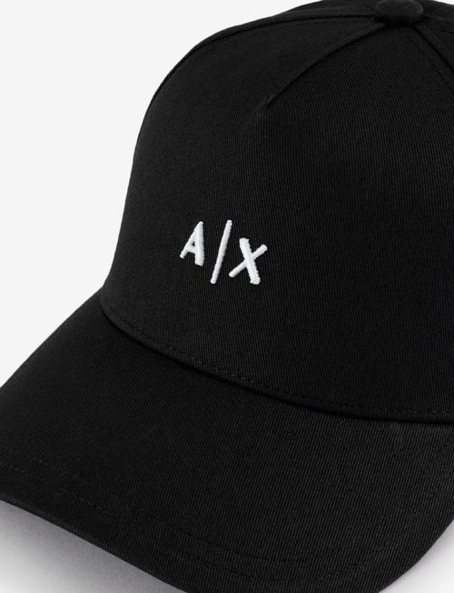 Gorra con logo pequeño