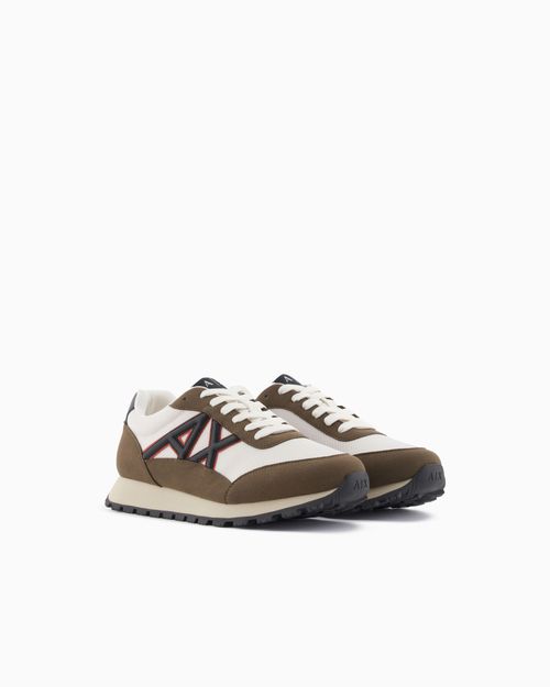 Tenis con logo en contraste