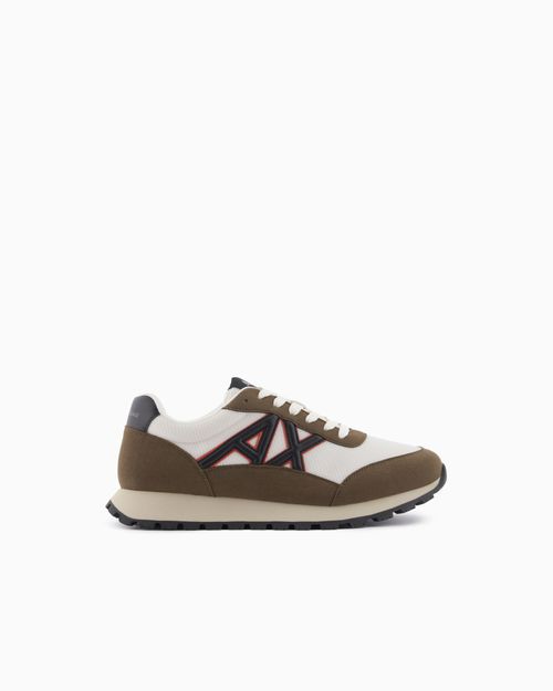 Tenis con logo en contraste