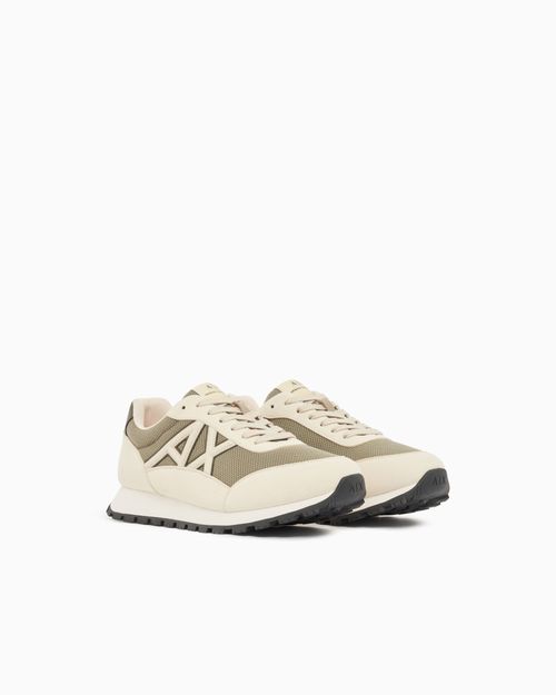 Tenis con logo en contraste