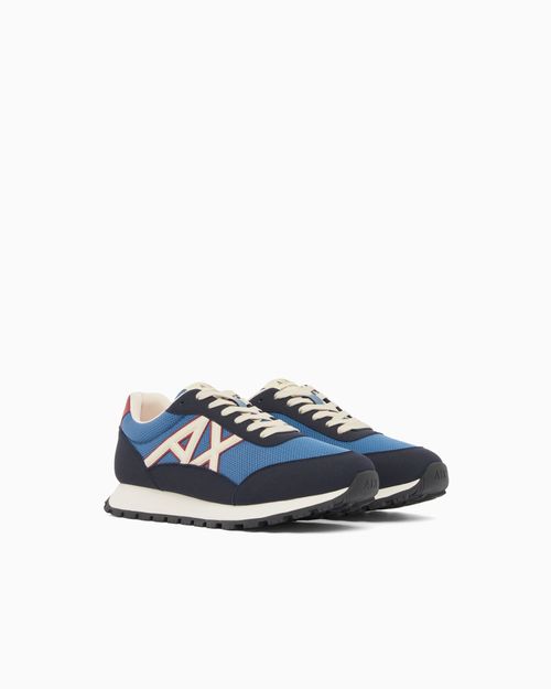 Tenis con logo en contraste